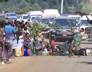The casket of the late Omukama Oyo Nyimba Kabamba has arrived home. Thousands gathered along the roads to honor and welcome the legacy of the fallen monarch.